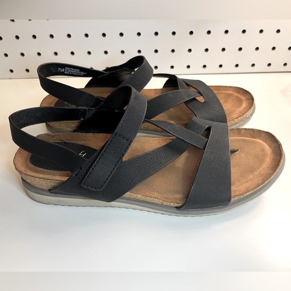 Eurosoft by Sofft Women's Gianetta Flat Sandal - Black - Picture 1 of 16